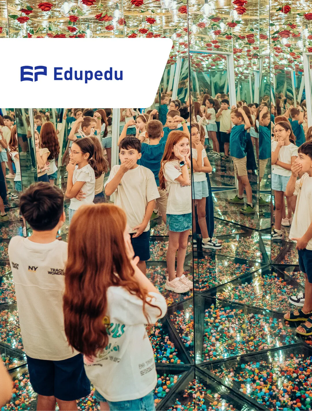 Profesori și elevi explorând o experiență educațională la Museum of Senses București